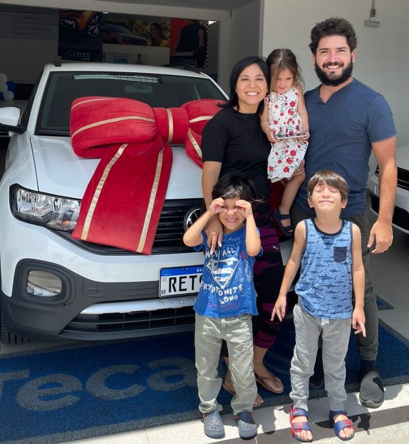 Paula Artal's family with new car